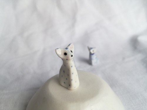 Mini kočka porcelánová puntikatá — foto 6