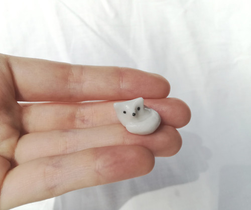 Mini lištička porcelánová ležící — foto 2