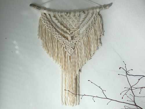 Závěsná macrame dekorace světle krémová — foto 2