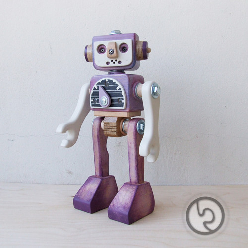 Dřevěný ROBOT Fialový — foto 2