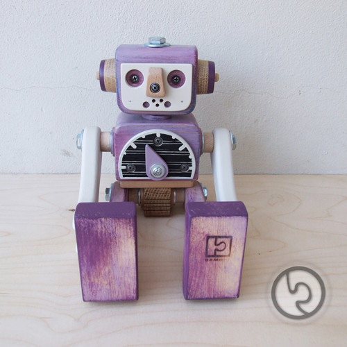 Dřevěný ROBOT Fialový — foto 3