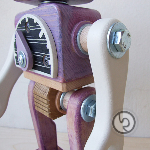 Dřevěný ROBOT Fialový — foto 5
