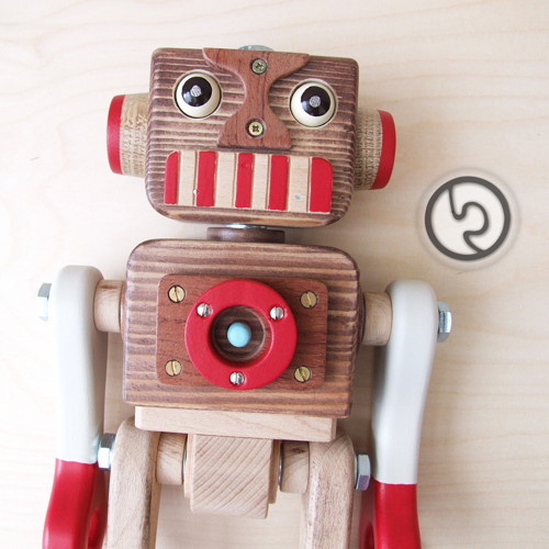Dřevěný ROBOT Hnědý — foto 3