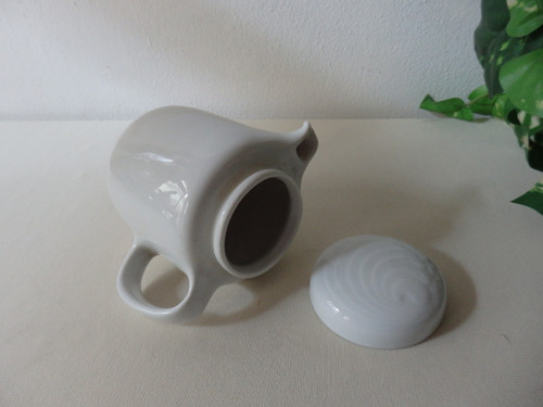 Malá porcelánová konvička — foto 2