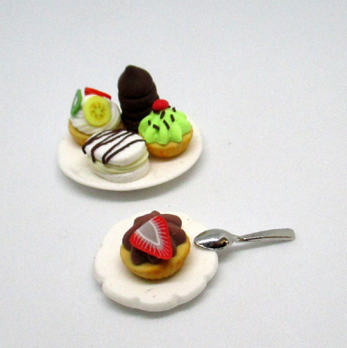 Miniatury pro panenky - košíček zákusek — foto 3