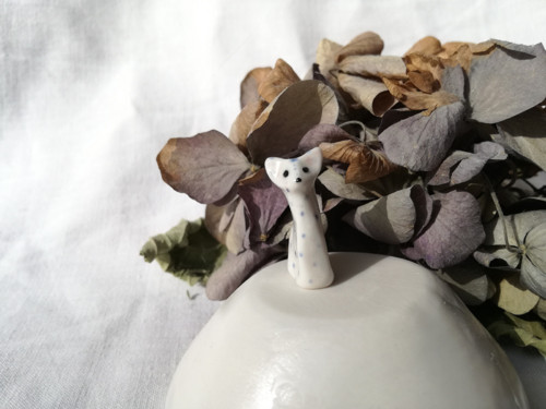 Mini kočka porcelánová puntikatá — foto 4