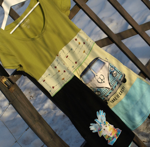 Upcycled šaty peace — foto 3