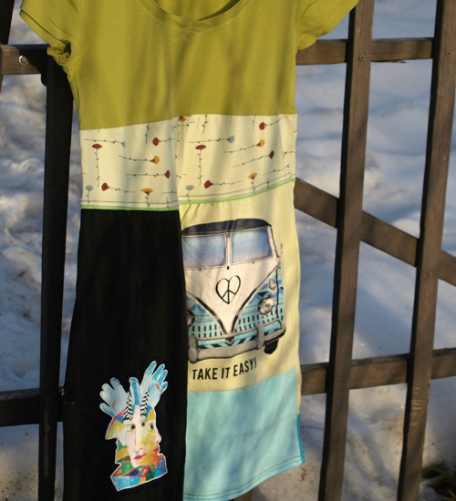 Upcycled šaty peace — foto 2