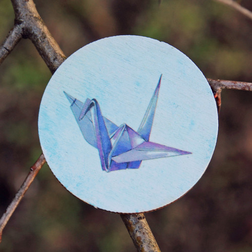 Origami jeřáb, dřevěná brož — foto 2