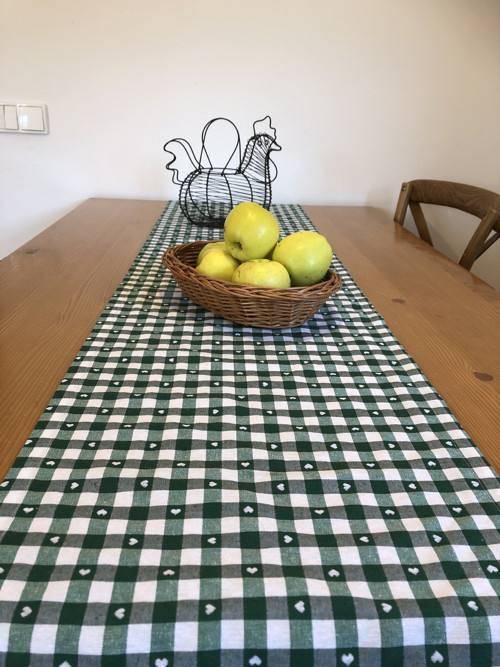 Běhoun na stůl - tmavě zelená se srdíčky — foto 2