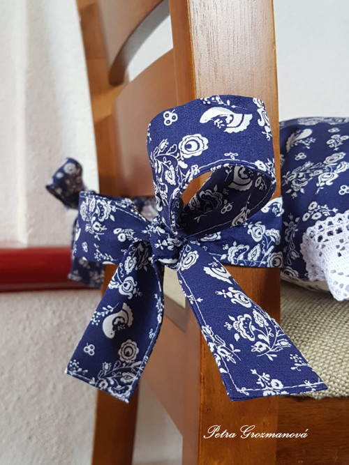 Běhoun s aplikací bílé krajky. — foto 4