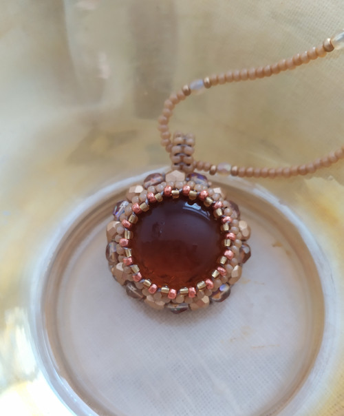 Šitý náhrdelník z korálků — foto 3