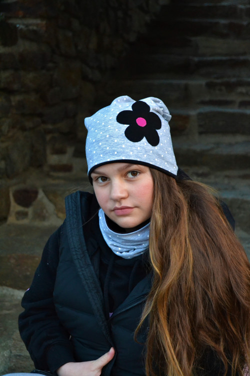 Čepička šedý melír + puntíky — foto 4