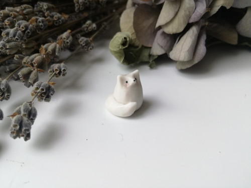 Mini lištička porcelánová sedící — foto 2