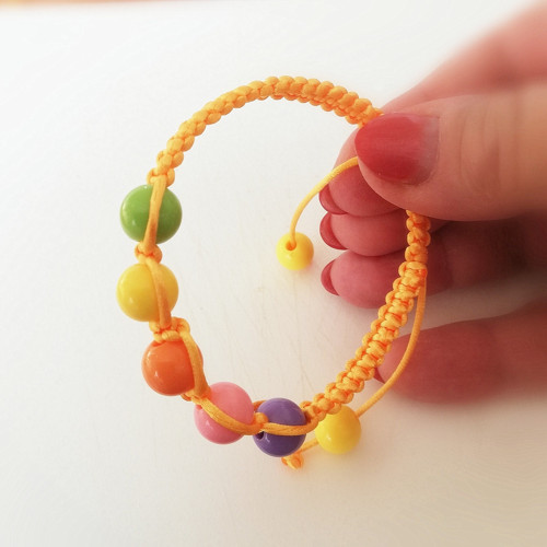 Náramek macramé-lentilky — foto 2