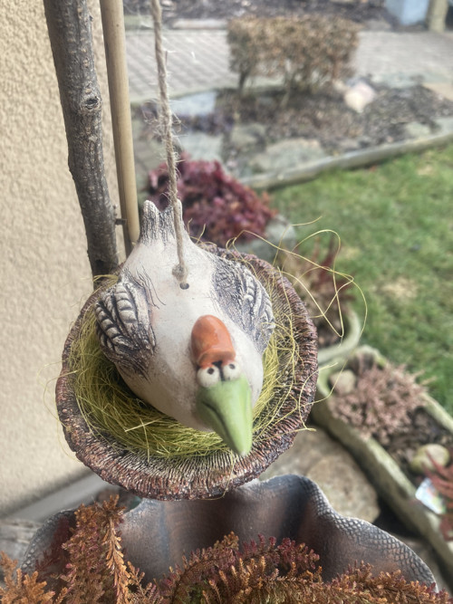 Jarní pták v keramickém hnízdě — foto 2