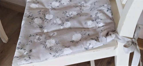 Sedáky bílé růže na šedobílé — foto 2