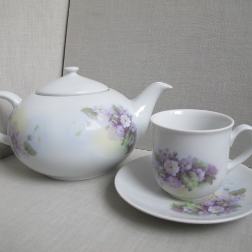 Porcelánová konvice fialky — foto 2
