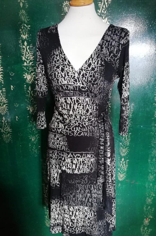 Grafitti šaty — foto 2