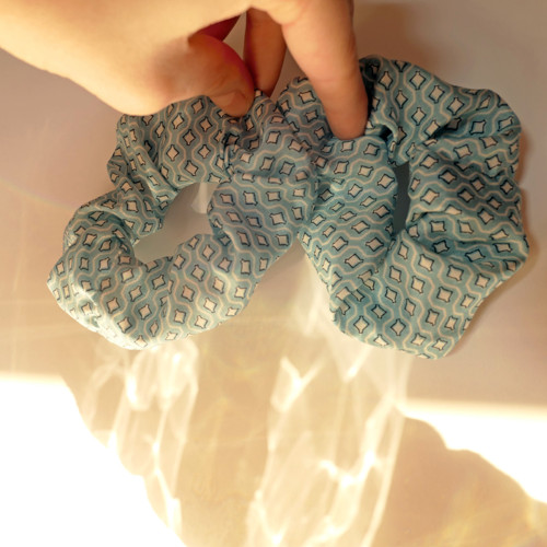 Modrá gumička scrunchie - 100% hedvábí — foto 4