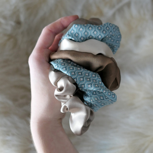 Modrá gumička scrunchie - 100% hedvábí — foto 5