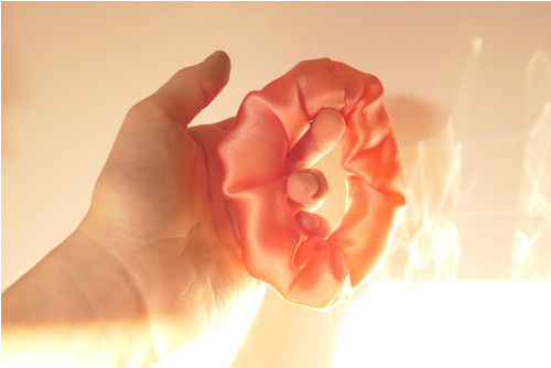 Lososově růžová gumička scrunchie — foto 3