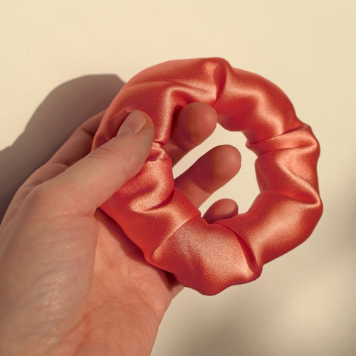 Lososově růžová gumička scrunchie — foto 2