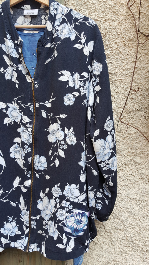 Květy v modré, bundička vel.2XL — foto 3