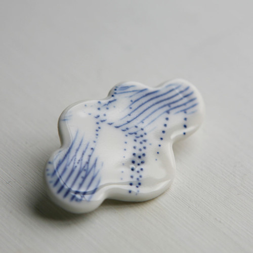 Oblak vánkem nesený (porcelánová brož) — foto 3