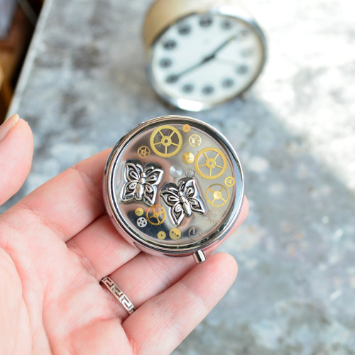 Steampunková lékovka, motýlci — foto 2