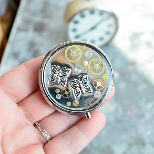 Steampunková lékovka, motýlci — foto 3