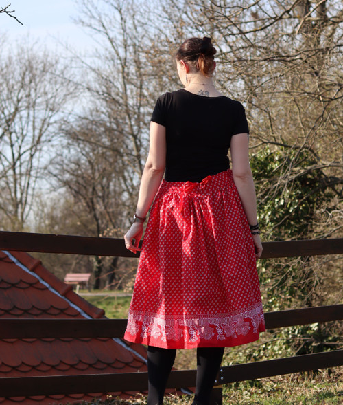 Folklórní sukně červená — foto 4