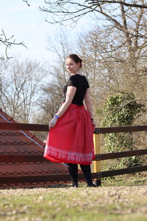 Folklórní sukně červená — foto 5