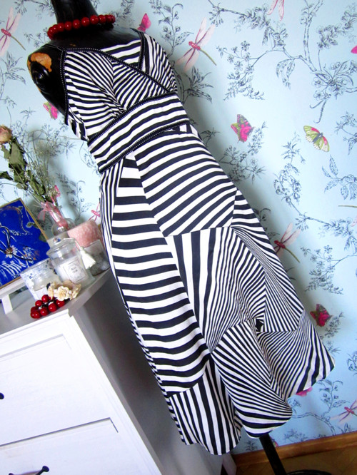 Šaty černobílé asymetrické — foto 3