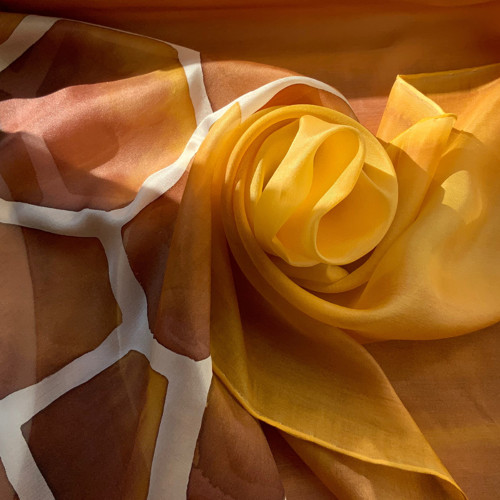Žirafa - hedvábná šála 140x45 — foto 2
