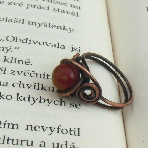 Měděný prsten se spirálami — foto 2