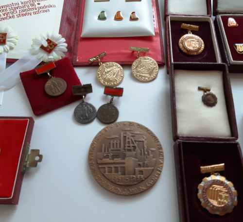 ZA VYNIKAJÍCÍ PRÁCI-vyznamenání — foto 3