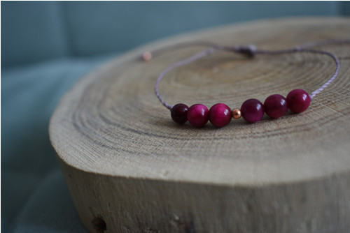 Purpurový šňůrkový náramek — foto 3