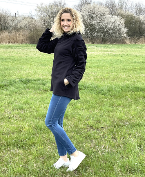 Černá mikina s plastickými rukávy — foto 3