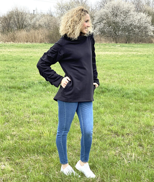 Černá mikina s plastickými rukávy — foto 5