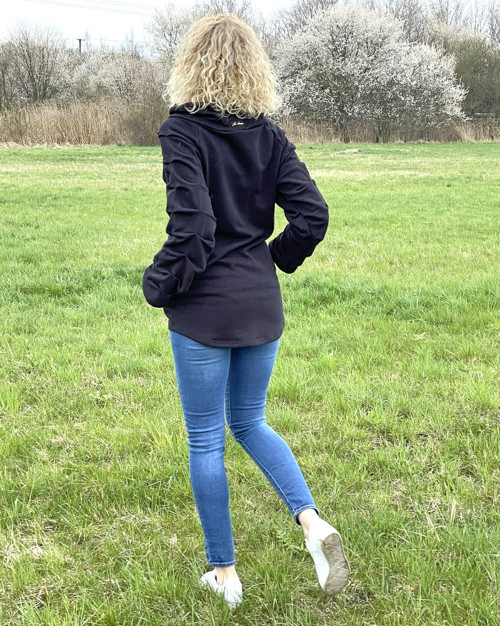 Černá mikina s plastickými rukávy — foto 4