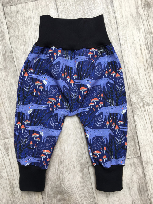 Rostoucí softshellky s čepkou - vlci 74/80 — foto 2