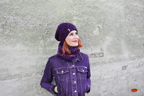 Fialová žíhaná háčkovaná hučka, unisex houmleska — foto 3