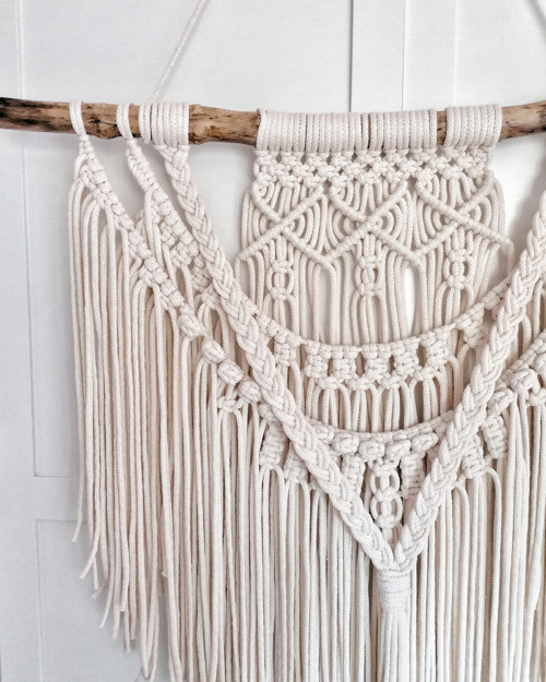 Macrame dekorace v krémové barvě — foto 3