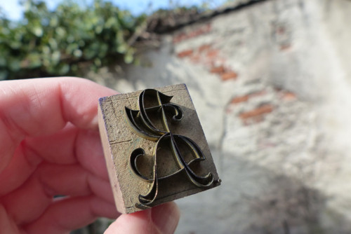 Monogram ...dřevěné razítko na textil, modrotisk — foto 2