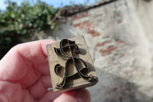 Monogram ...dřevěné razítko na textil, modrotisk — foto 3