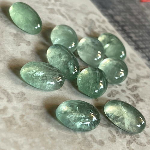 Zelený fluorit kabošon ovál / 14x10 mm — foto 2