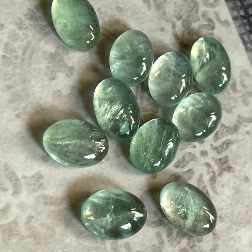 Zelený fluorit kabošon ovál / 14x10 mm — foto 3