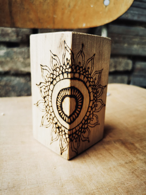 Dřevěný svícen - mandala — foto 2