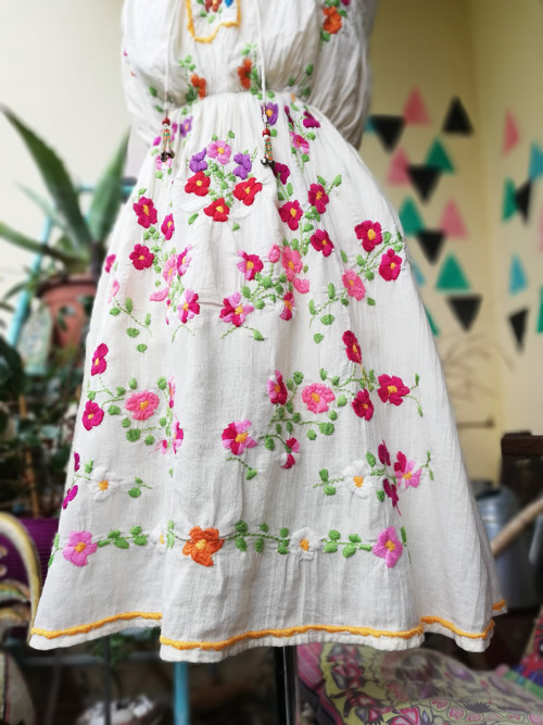 Šaty vyšívané folklórní — foto 4